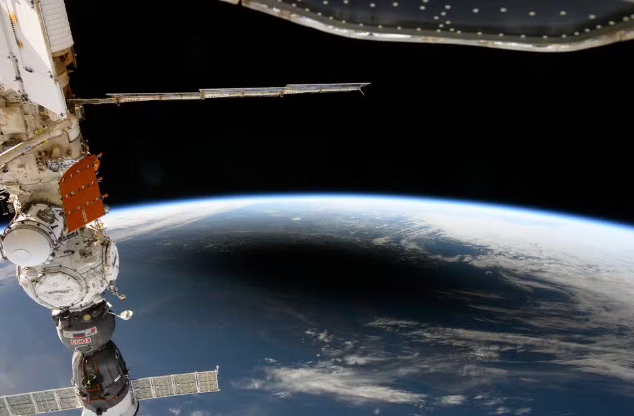 Satélite espião dos EUA explode no espaço após quase 40 anos em órbita; entenda o que aconteceu