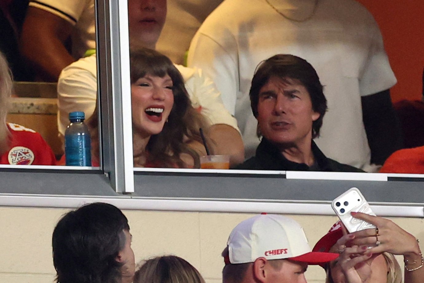 Tom Cruise revela assunto de conversa com Taylor Swift durante jogo dos Chiefs