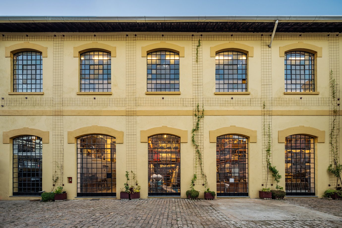 Antiga fábrica de vassouras vira sede da Galeria Teo em São Paulo
