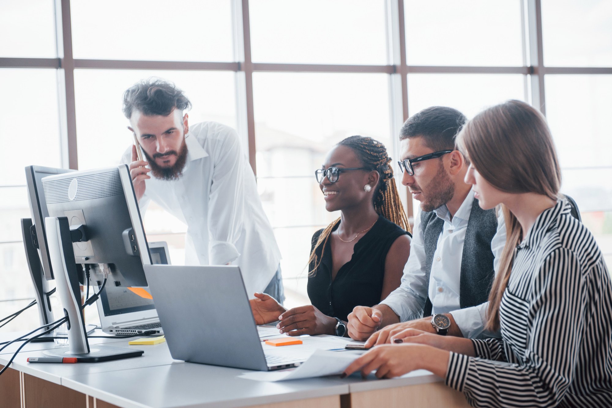 Na Salesforce, 81% dos funcionários dizem que a IA aumenta a produtividade, mas há ressalvas