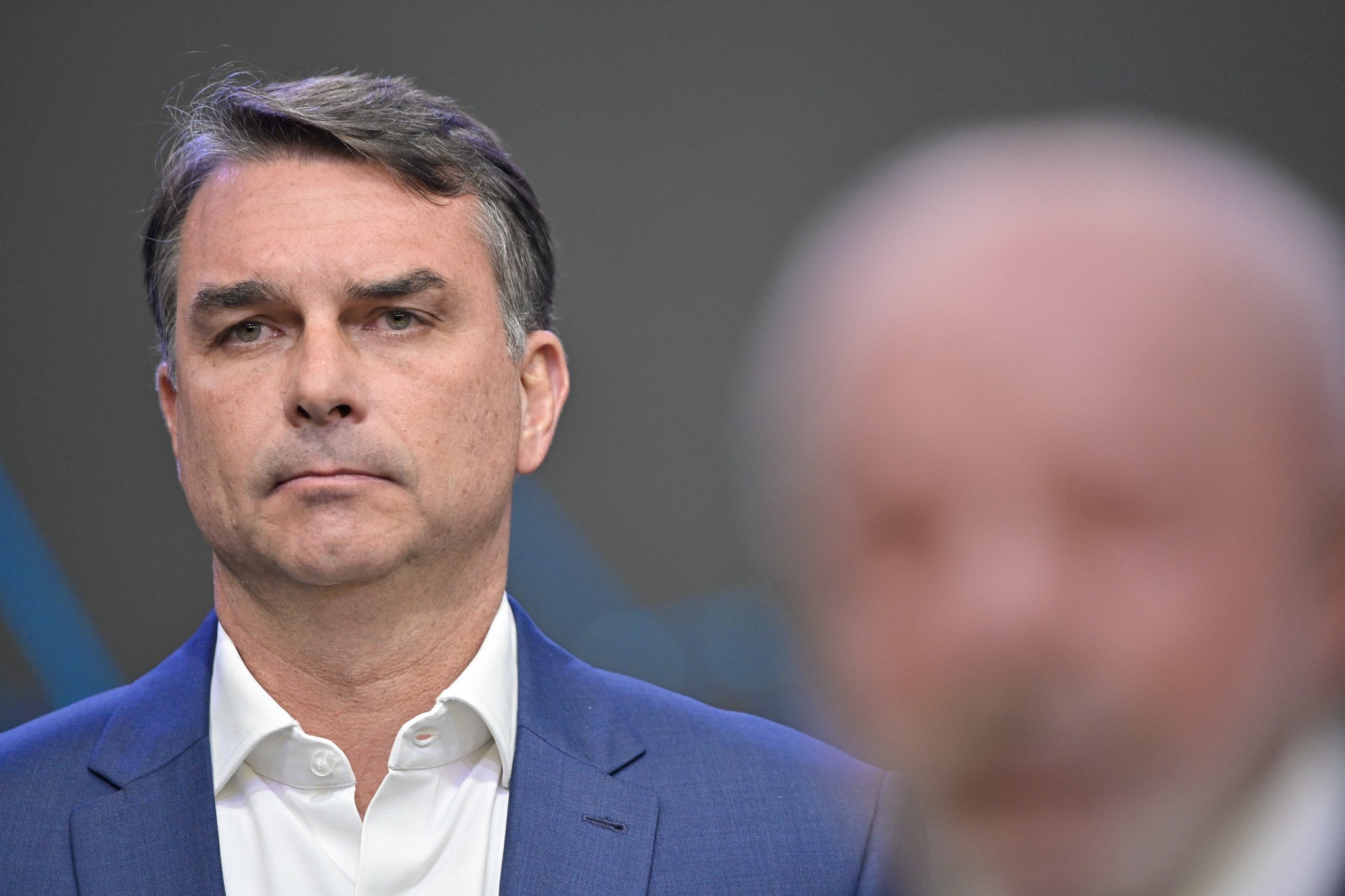 Pesquisa Datafolha: rejeição a Flávio Bolsonaro sobe para 46%, enquanto a de Lula recua para 45%