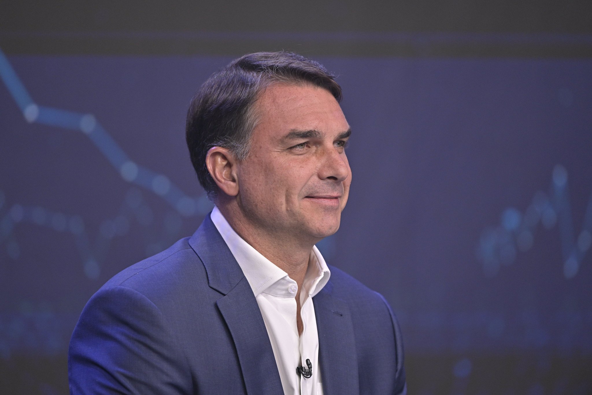 Flávio Bolsonaro participa de motociata em BH e faz críticas ao PT na reta final da campanha