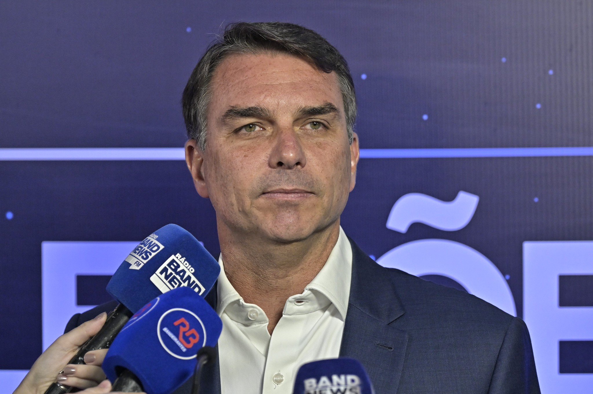 Chance de vitória de Flávio Bolsonaro cai de 70% para 60% a dois dias do 2º turno, diz Eurasia