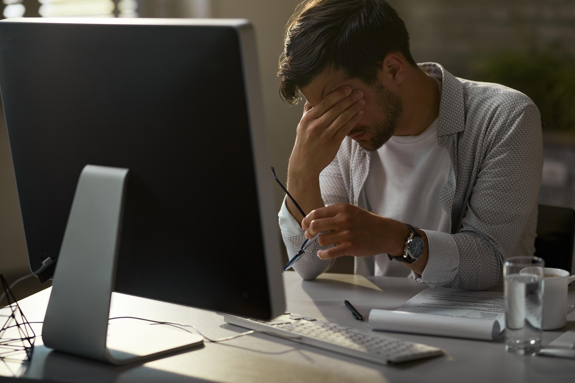 “Brain fry”: estudo da BCG mostra como excesso de IA no trabalho gera fadiga mental e erros