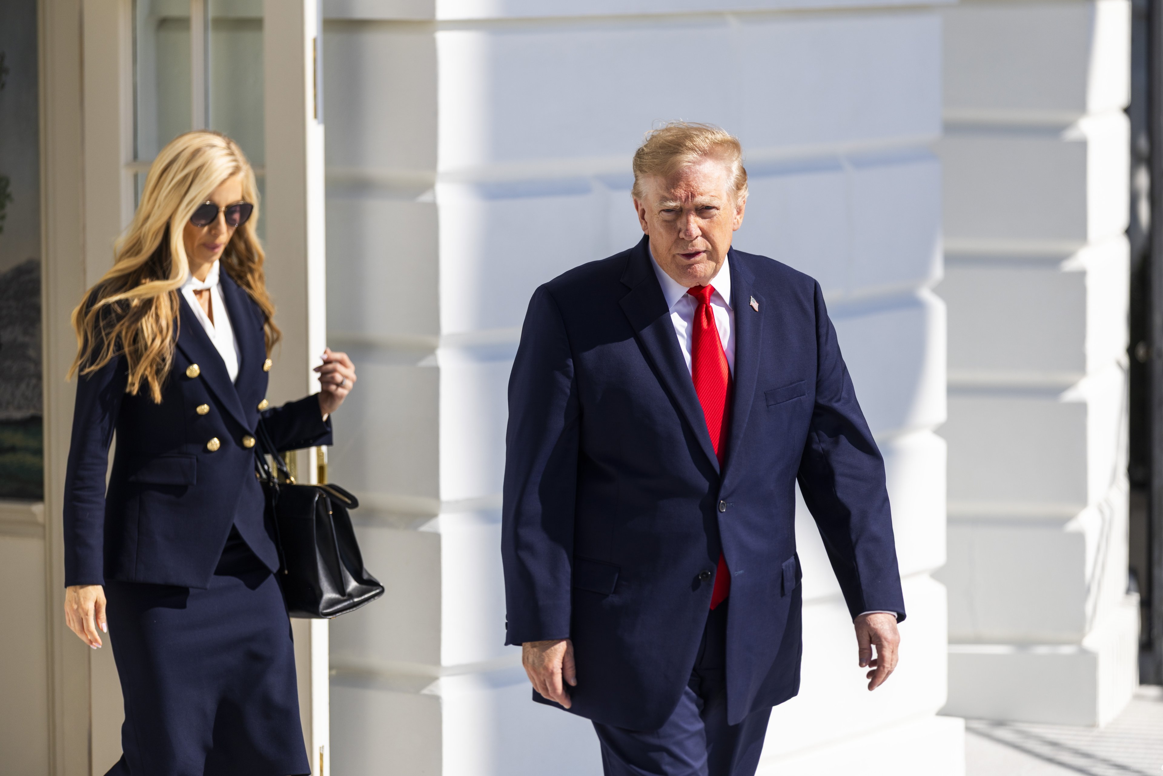 Katie Zacharia deixa a Casa Branca ao lado do presidente Donald Trump