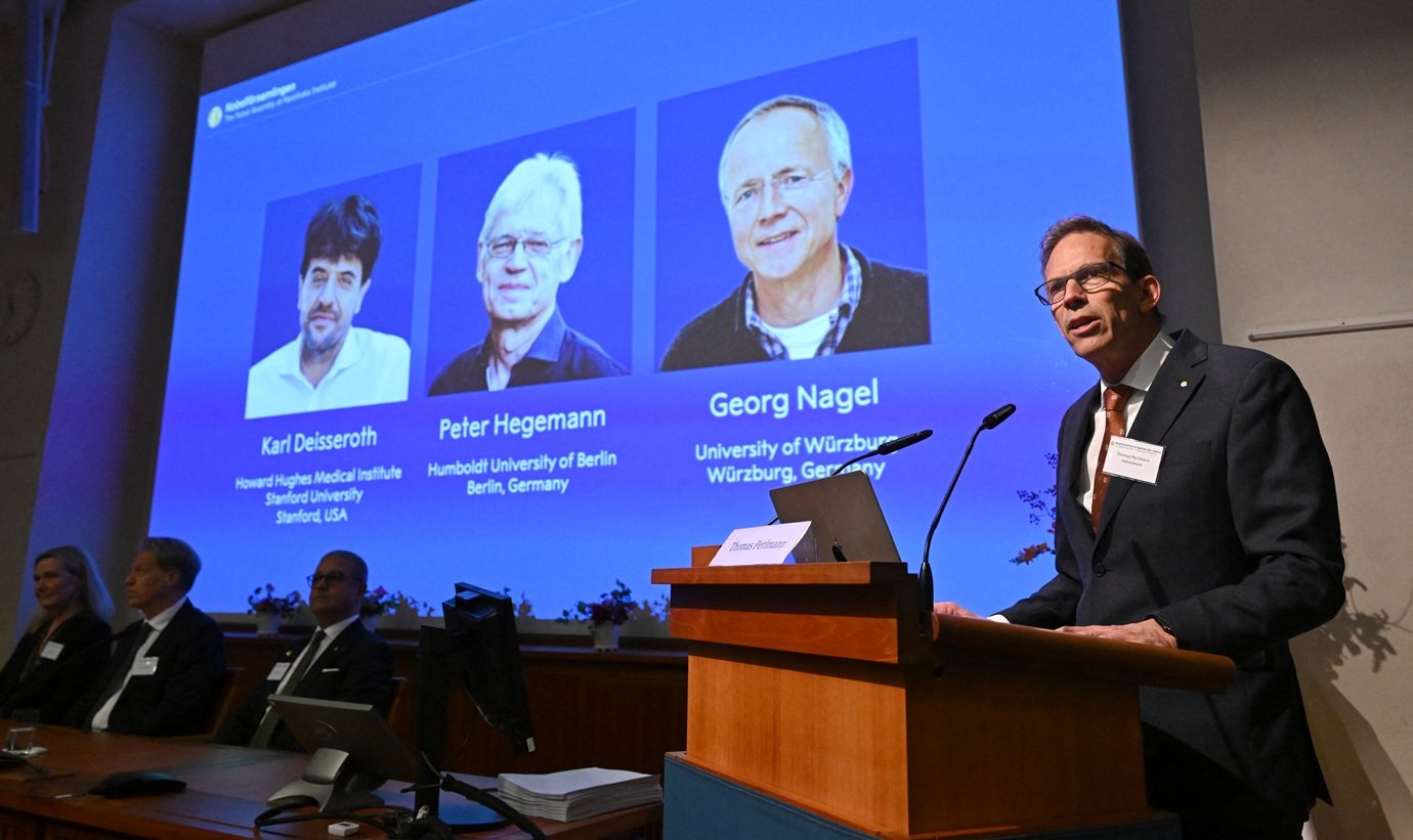 De algas a neurônios: entenda a pesquisa dos vencedores do Nobel de Medicina 2026