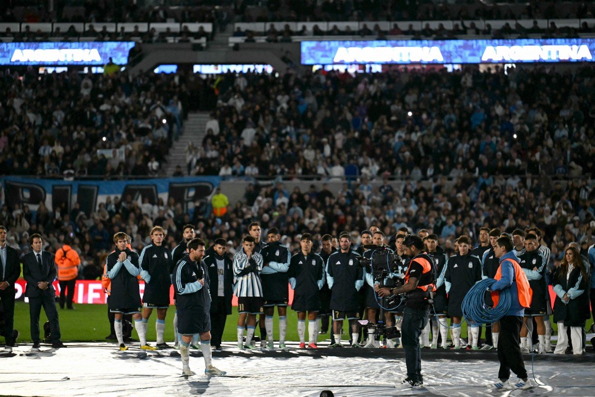 Show de drones com patrocinadores em adeus de Messi revolta fãs