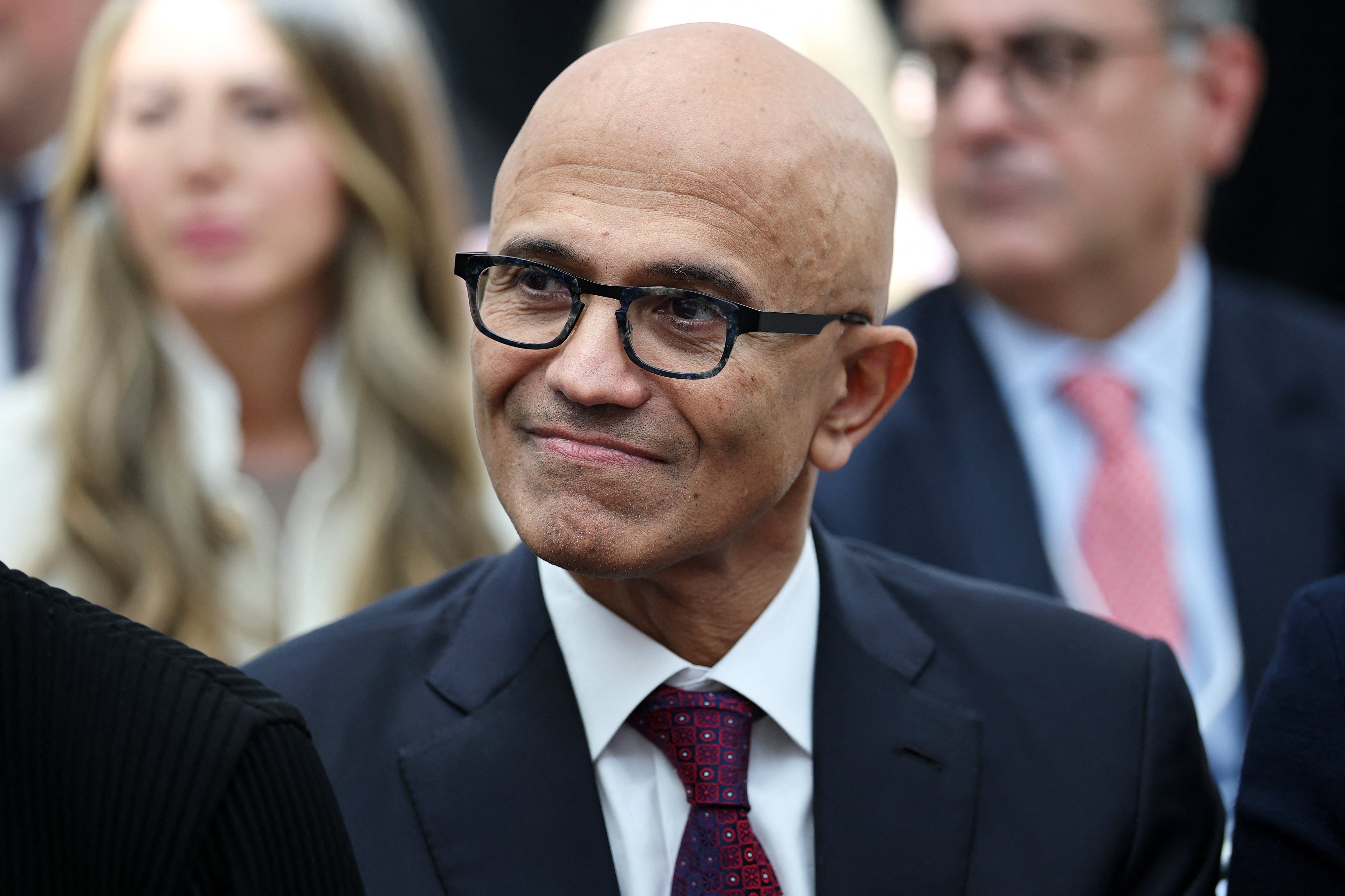 CEO da Microsoft pede regulamentação urgente para IA avançada