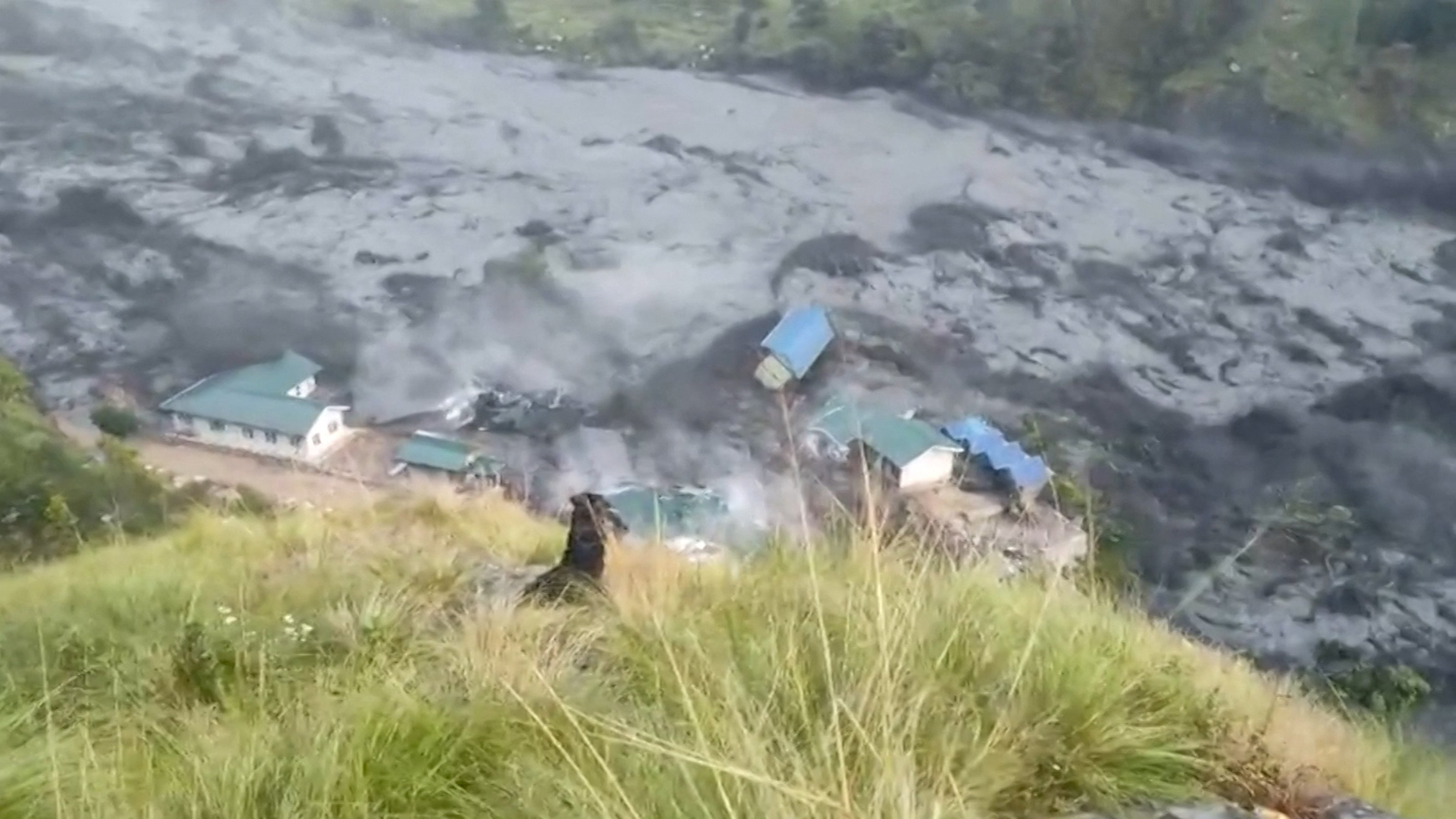 Deslizamento de terra bloqueia rio e causa nova enchente no Nepal
