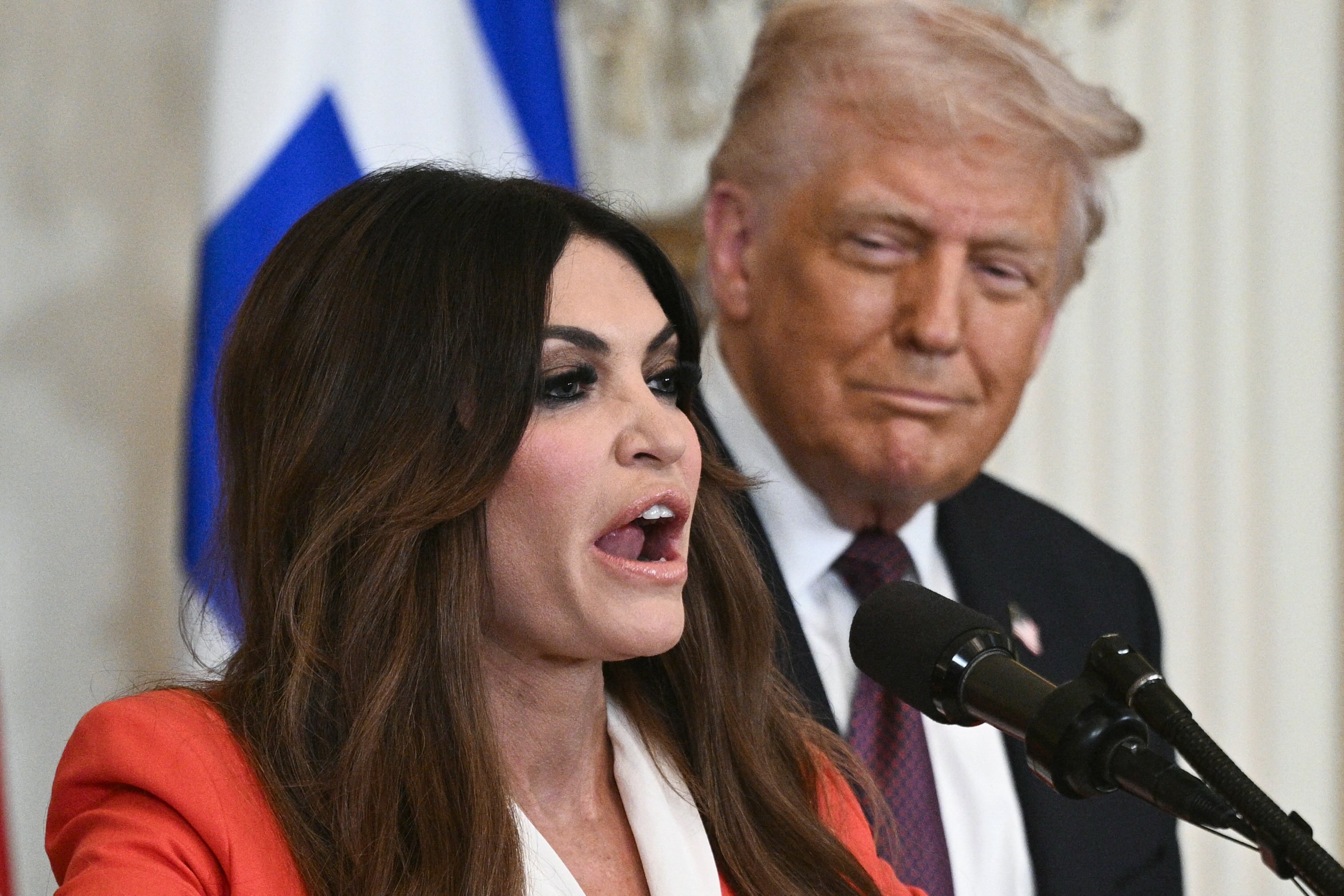 Quem é a embaixadora demitida por Trump e que foi noiva do filho do presidente?
