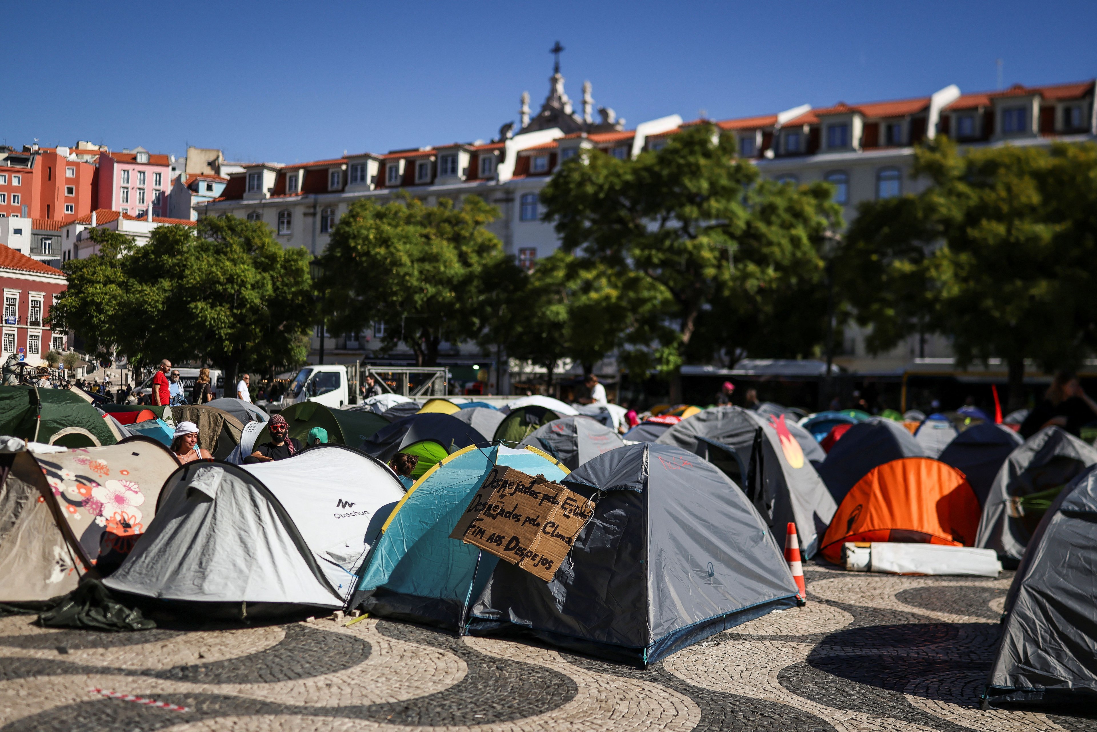Manifestantes acampam em Lisboa para protestar contra a alta do custo de vida, em Portugal