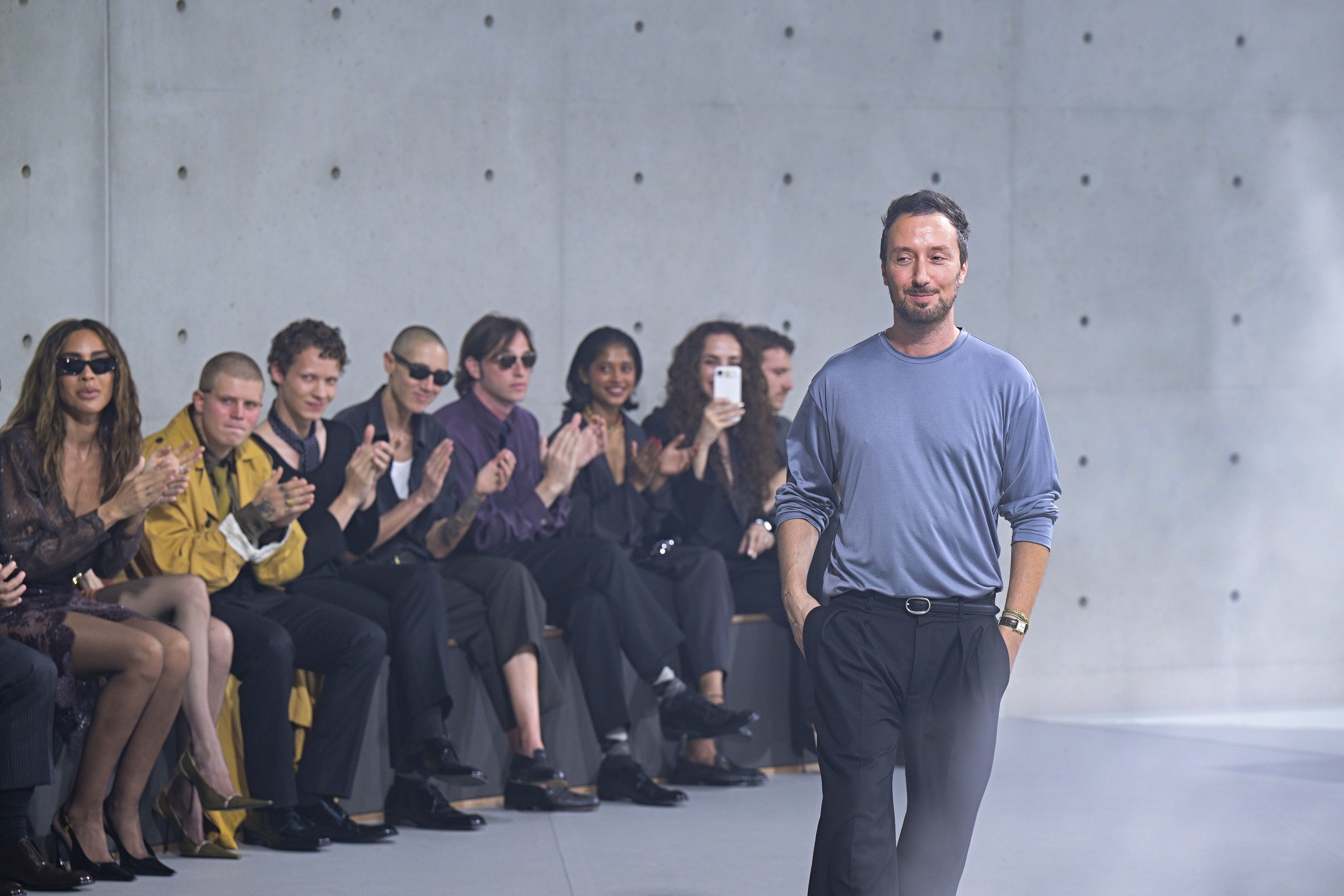 Anthony Vaccarello deixa comando da Saint Laurent após dez anos