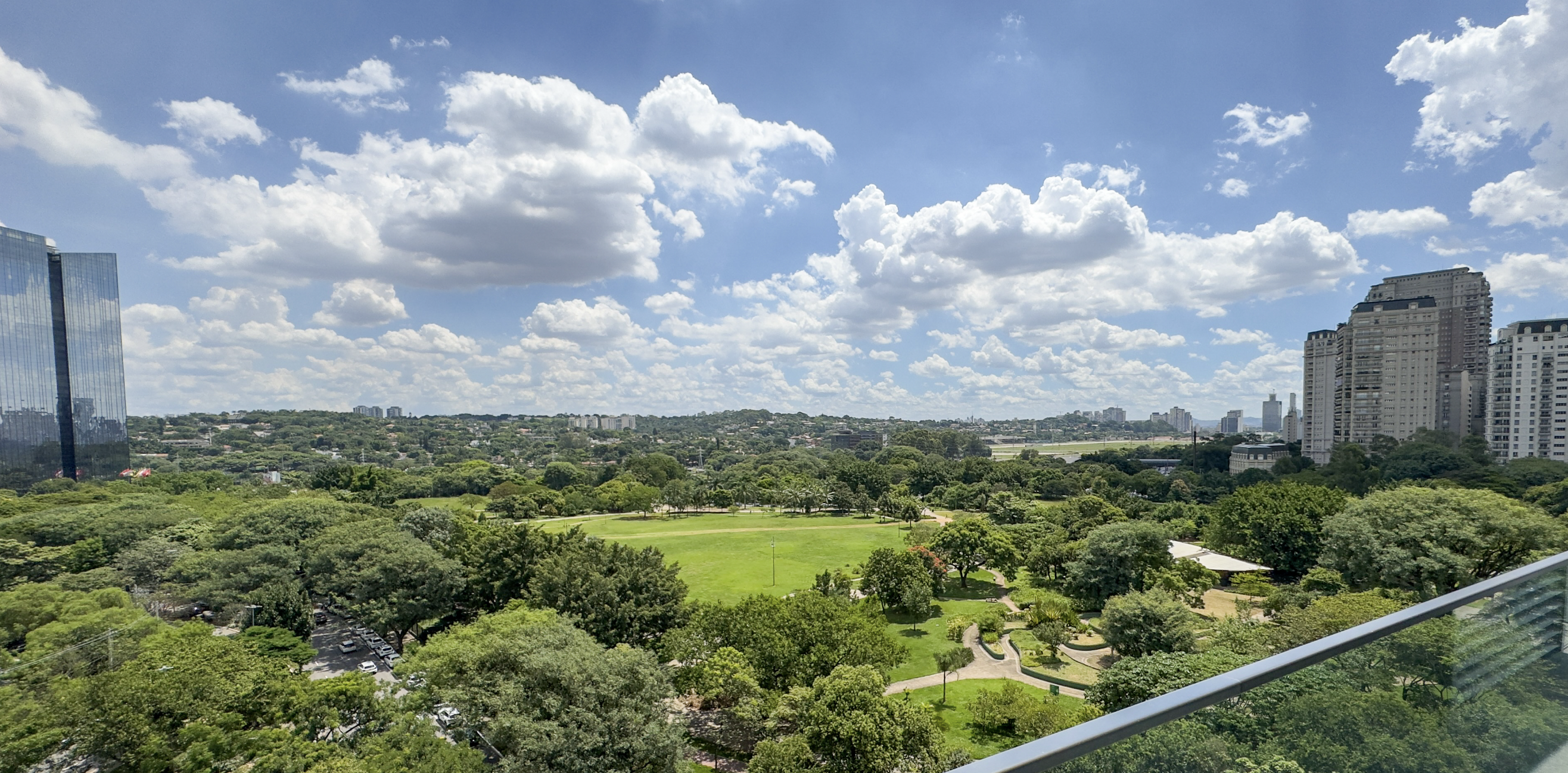 Segundo a MBRAS, os imóveis do levantamento têm em comum terrenos acima de 3.000 m², academia, spa, sistemas de segurança, vagas de garagem e vistas abertas para a cidade