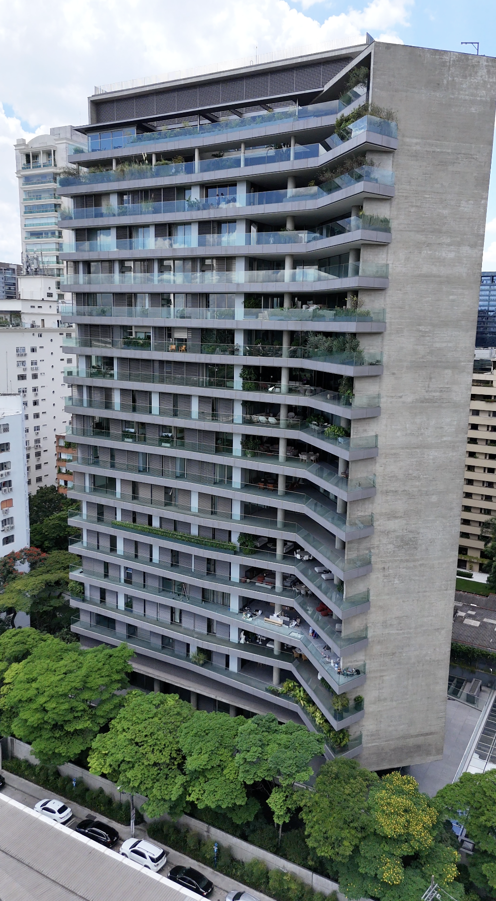 Além do parque, o prédio fica perto do eixo empresarial da Avenida Faria Lima, combinação de conveniência e qualidade de vida buscada pelos compradores desse segmento
