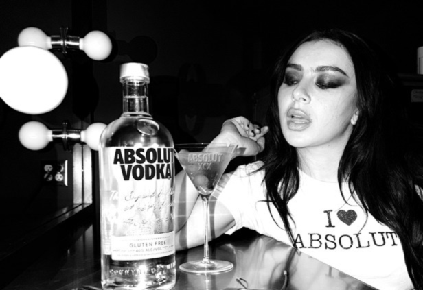 Música, moda e vodca: Charli XCX firma parceria de dois anos com Absolut
