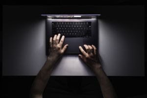 Cibernarcisismo: o que é e como afeta nosso comportamento digital?