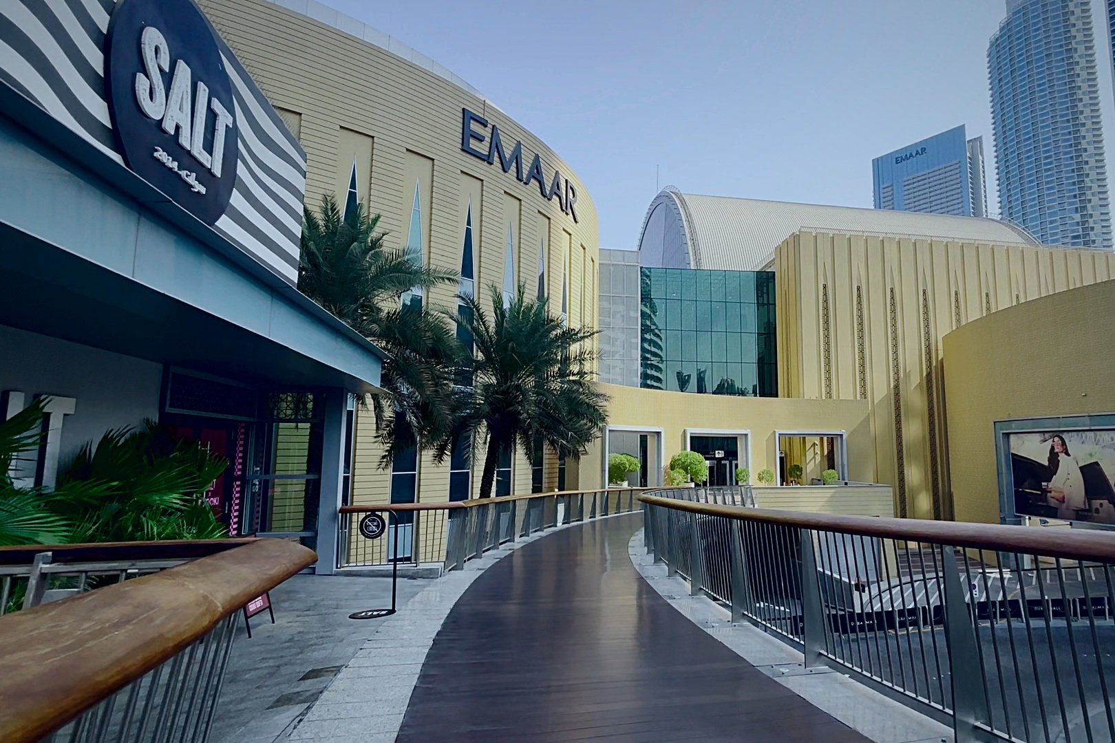 Entrar no Dubai Mall é menos parecido com chegar a um shopping e mais com desembarcar em uma cidade climatizada no meio de um deserto onde os termômetros podem ultrapassar os 40 graus.
