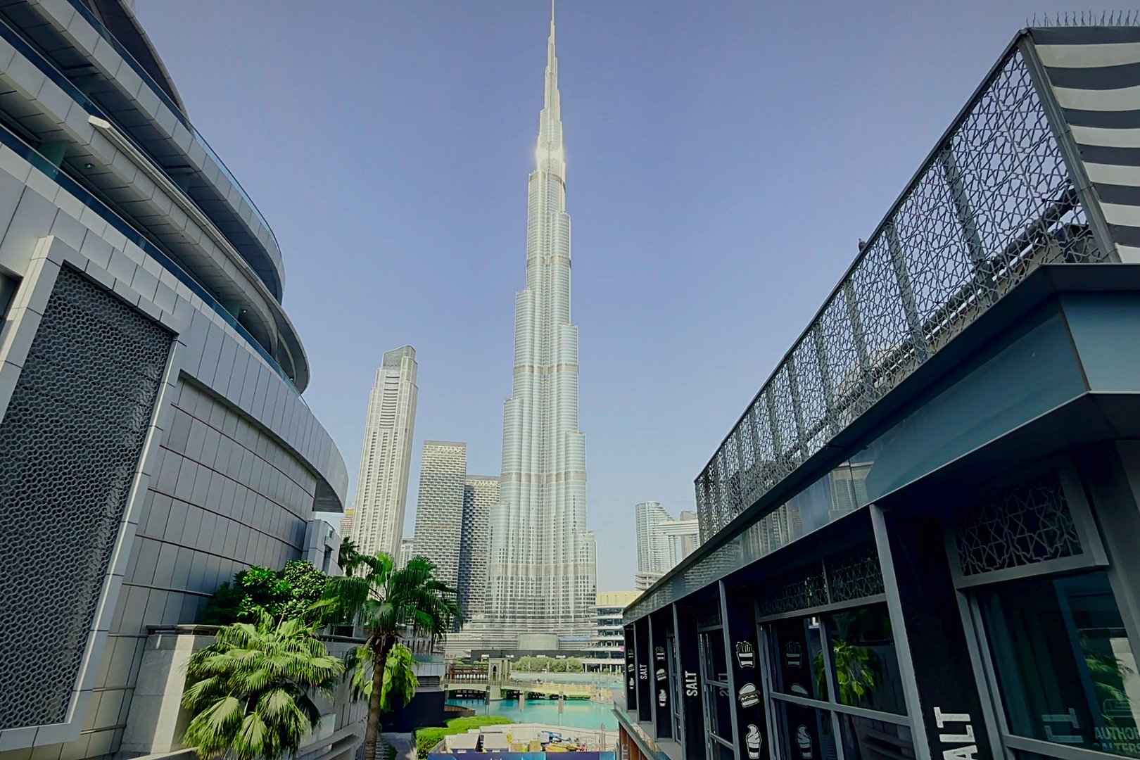 O empreendimento está conectado a hotéis, residências, escritórios e atrações turísticas, incluindo o Burj Khalifa e a Dubai Opera.