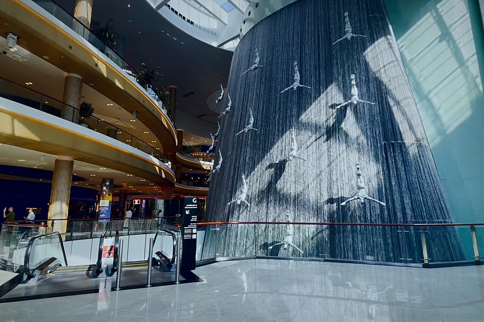 A Dubai Mall Waterfalls está localizada na área central do Dubai Mall, estendendo-se por três andares do edifício