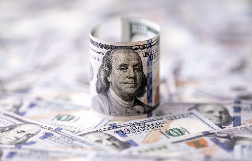 Vale a pena esperar o dólar cair para investir no exterior?