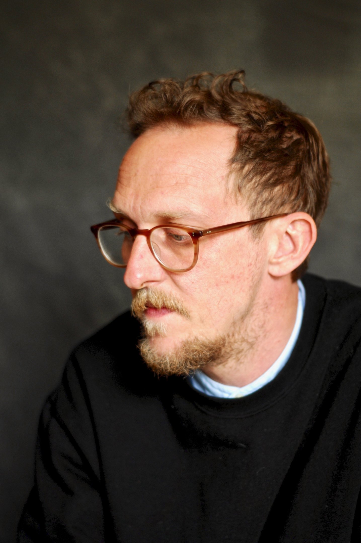 Ator Leo Bill vai interpretar o personagem Nick-Quase-Sem-Cabeça na série de Harry Potter, que estreia a primeira temporada em 25 de dezembro de 2026.