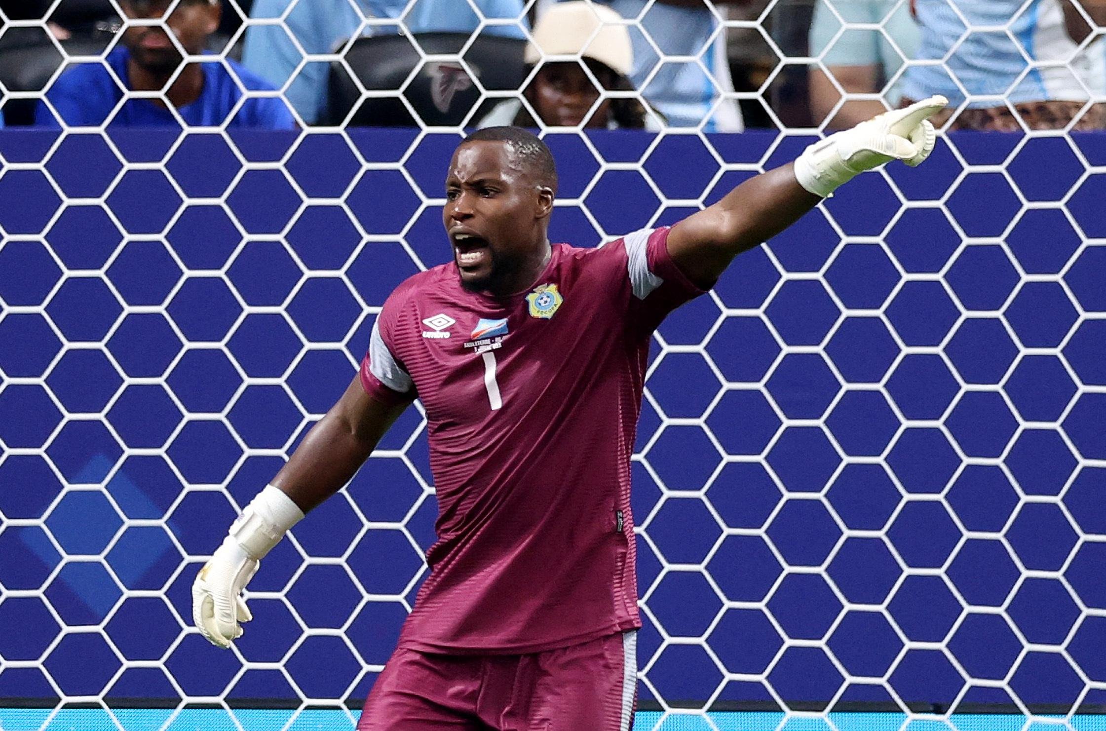 Fifa permitiu que República do Congo escalasse goleiro de forma irregular na Copa, diz NYT