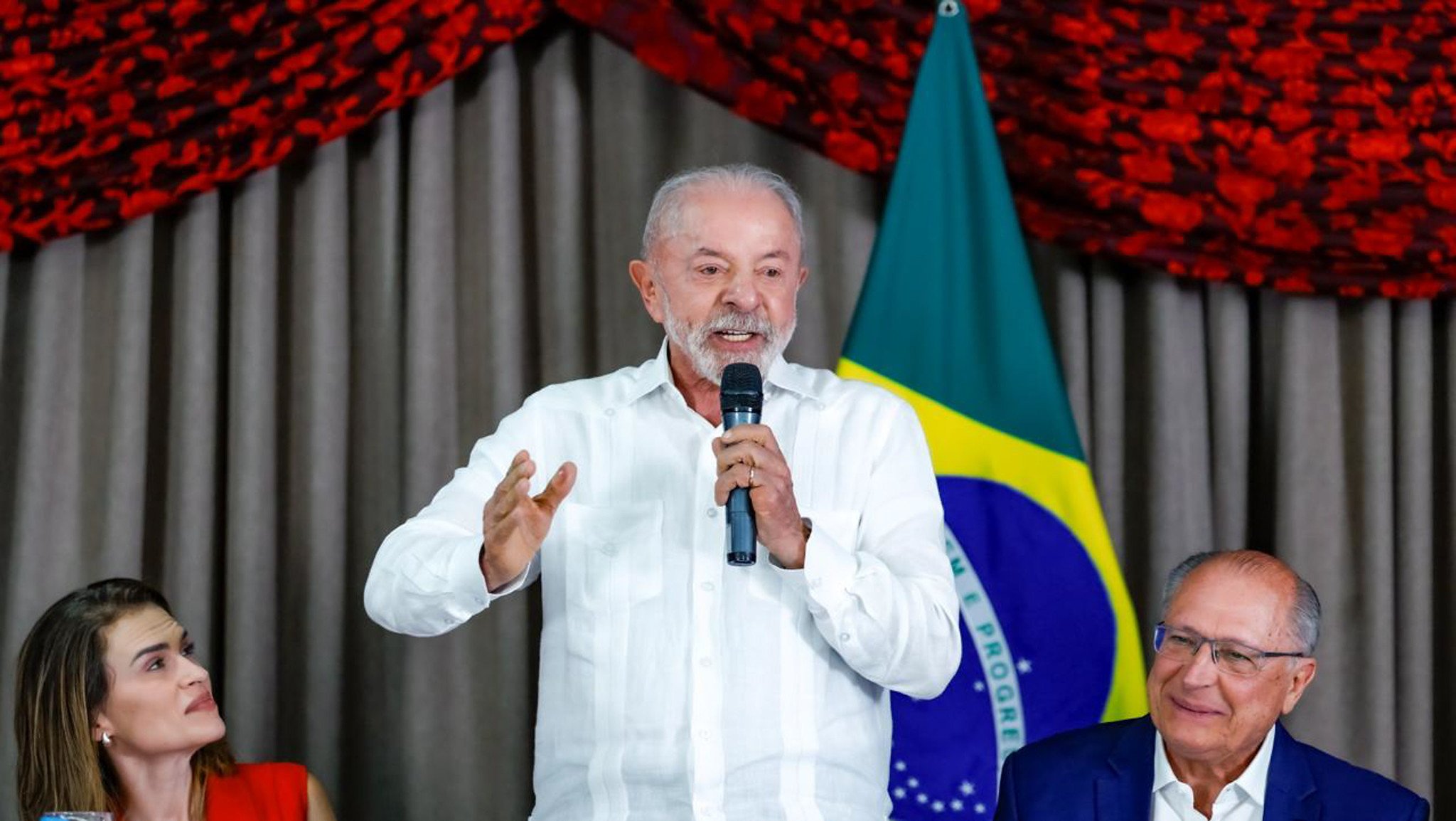 Lula diz que PL de Flávio Bolsonaro tenta barrar votação do fim da escala 6x1 no Senado