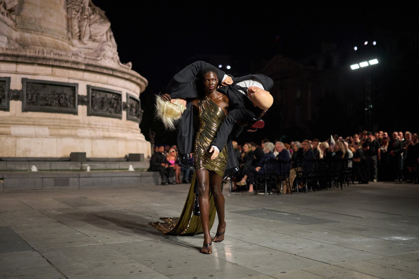 Semana de Moda de Paris tenta reacender o desejo pelo luxo