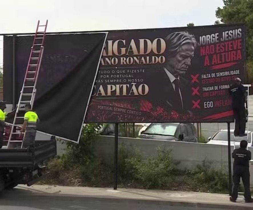 Empresário gasta R$ 11 mil em cartaz para defender CR7 e criticar Jorge Jesus