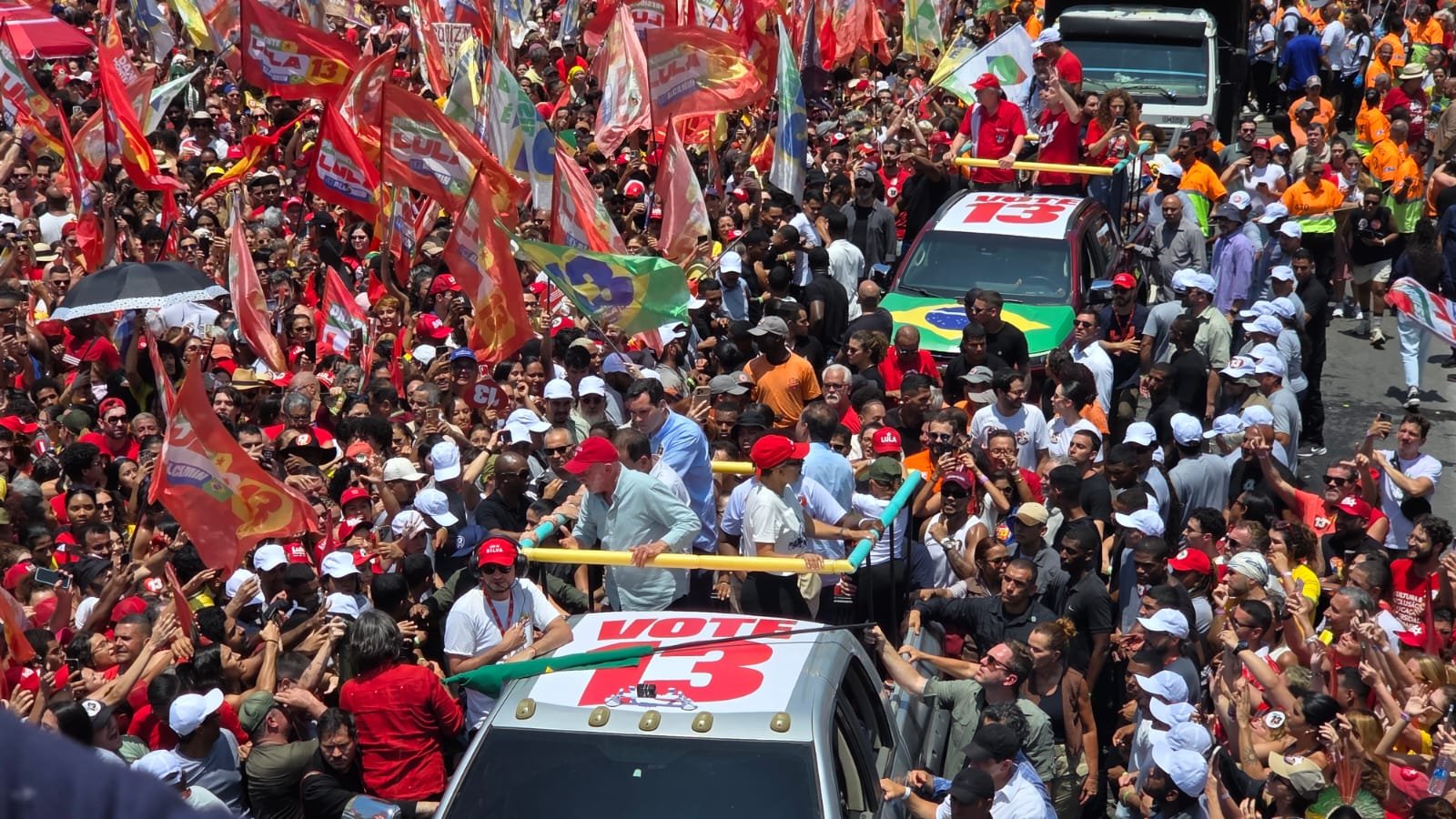 Lula reúne milhares em ato em Copacabana: 'Brasil tem um dono, o povo brasileiro'