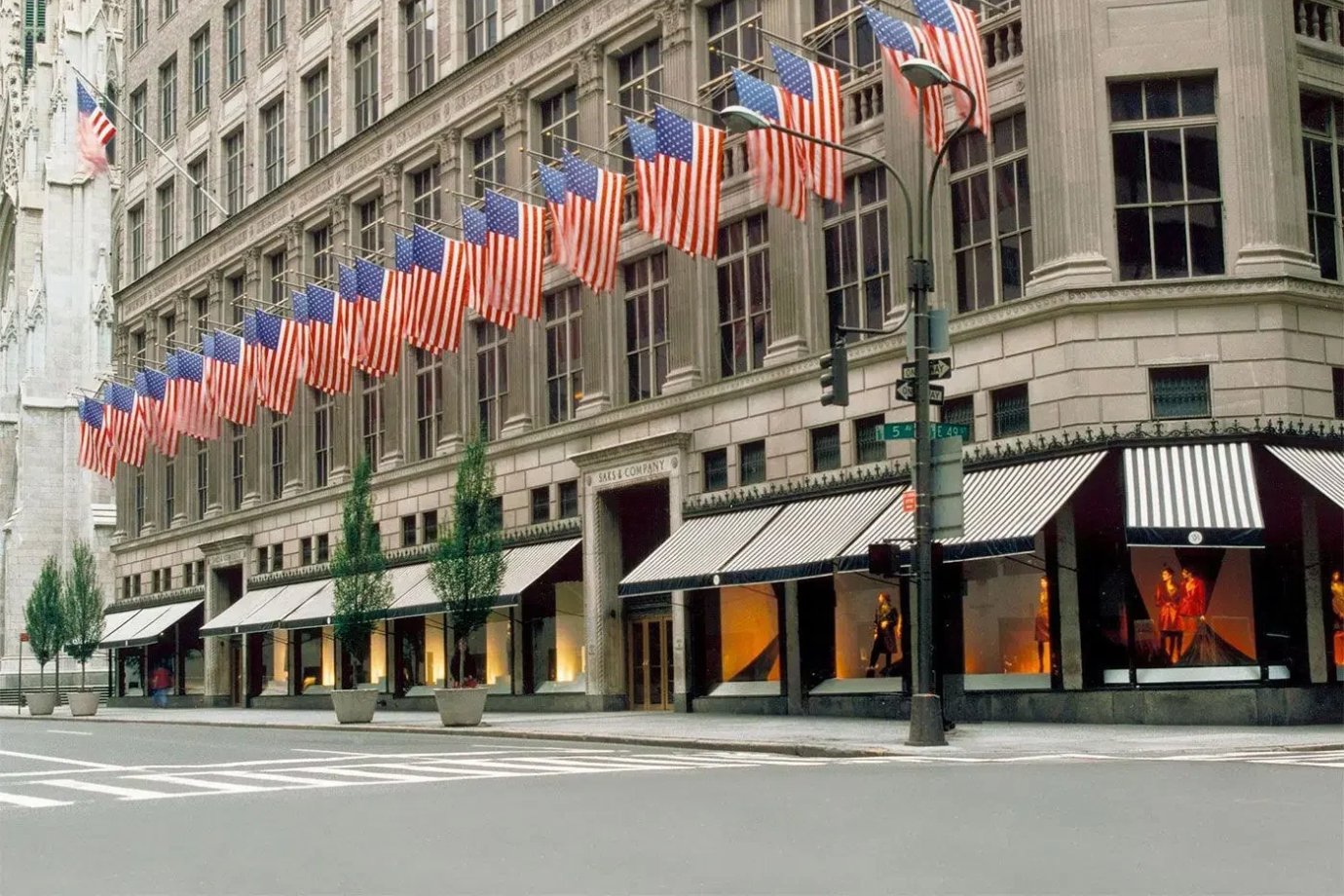 Saks Fifth Avenue tenta recuperar status de vitrine do luxo nos EUA