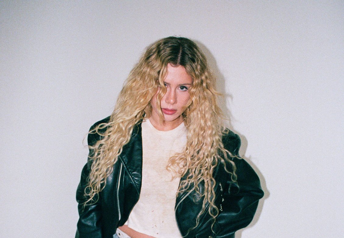 Quem é Slayyyter? Conheça a artista pop que será atração do Lollapalooza 2027