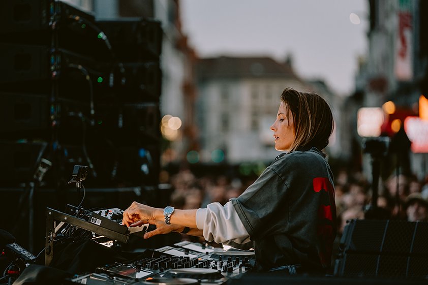 Tudor escolhe Charlotte de Witte, rainha do techno, como embaixadora