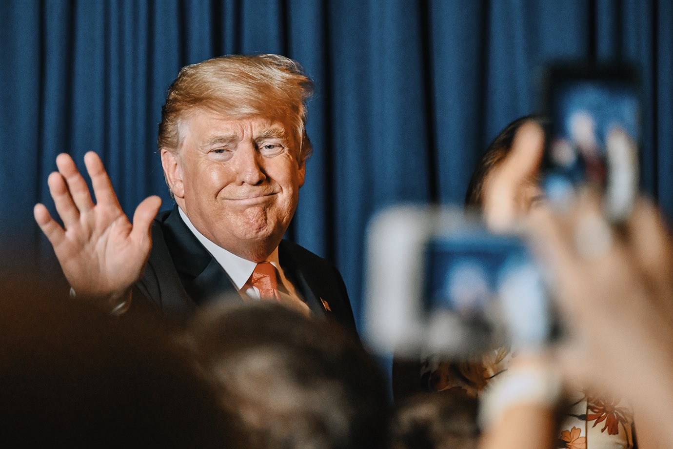 Trump diz que monitora segundo turno da eleição presidencial no Brasil