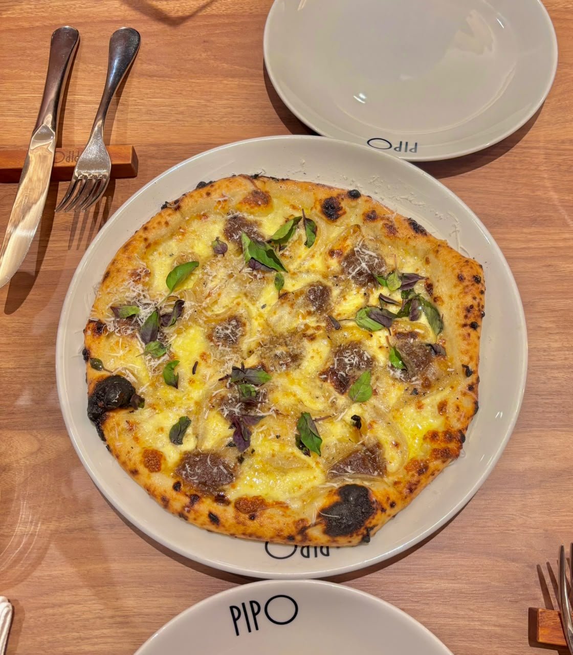 CEBOLA – A FAVORITA DO BRONZE: Requeijão de corte, mozzarella, cebola caramelizada, cebola na brasa, manjericão e queijo tulha.