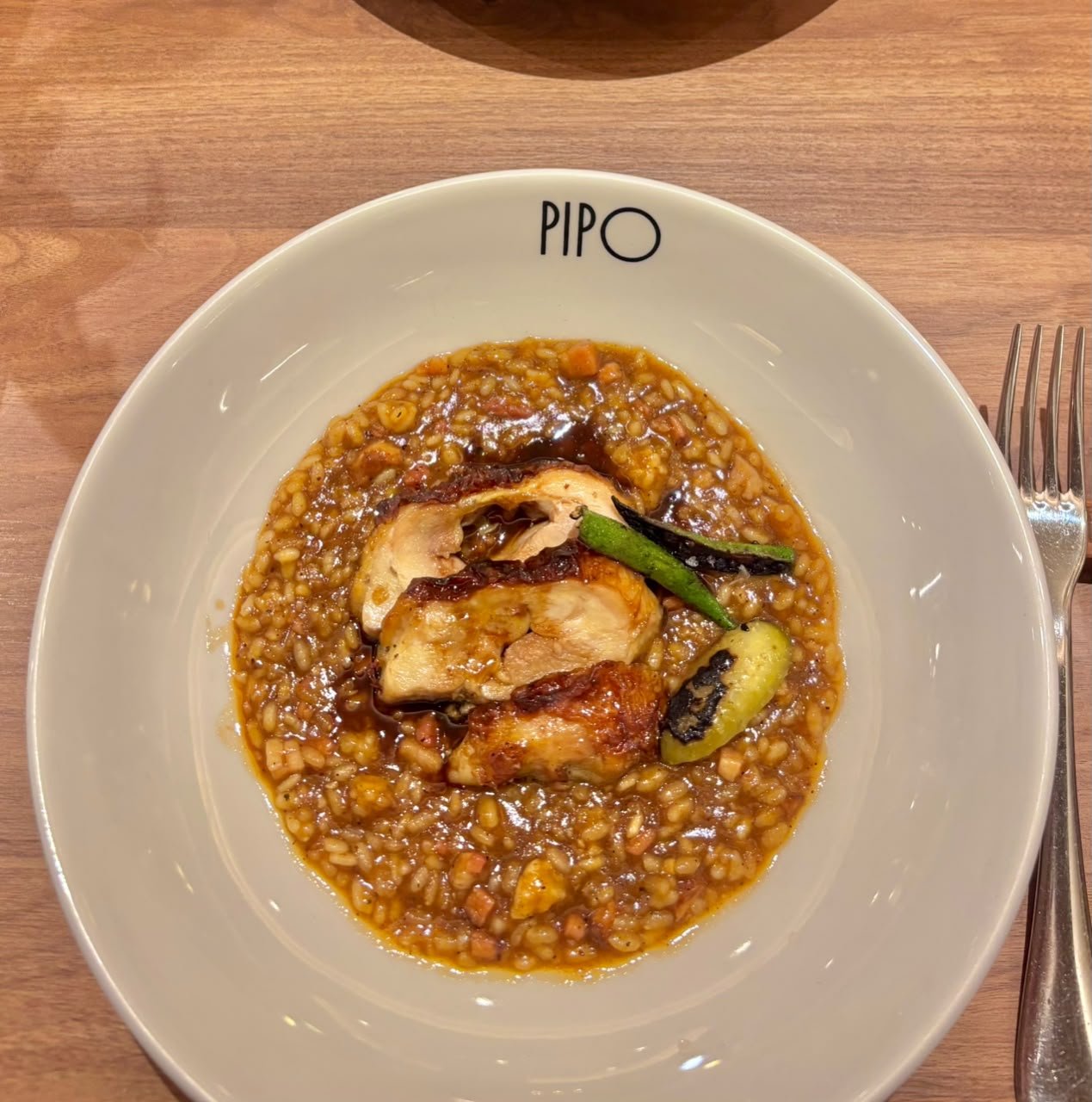 ARROZ MELOSO DE GALINHADA: Com sobrecoxa assada na cerveja, quiabos grelhados e ovo estalado.