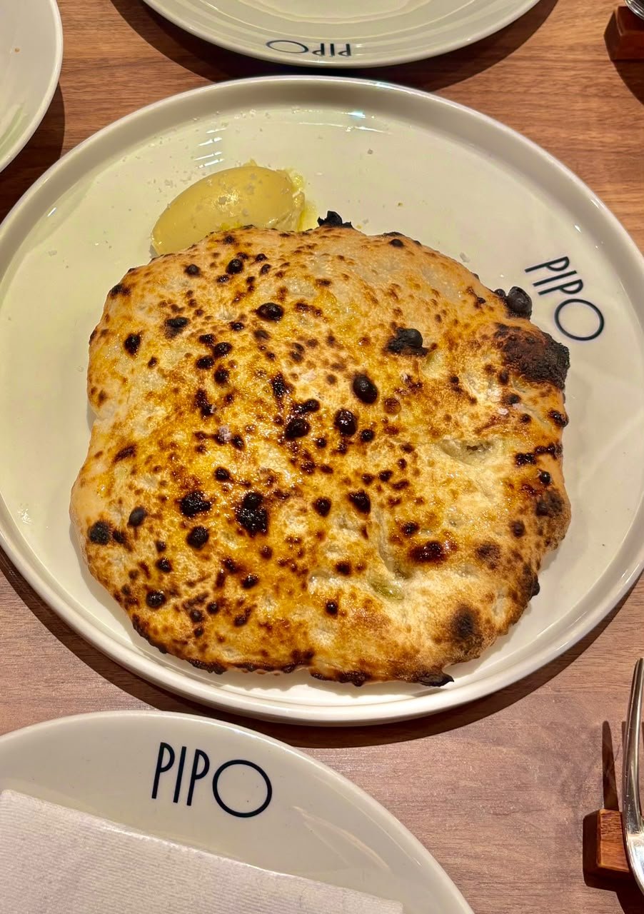 PÃO DA CASA: Assado na hora com manteiga defumada de melaço.