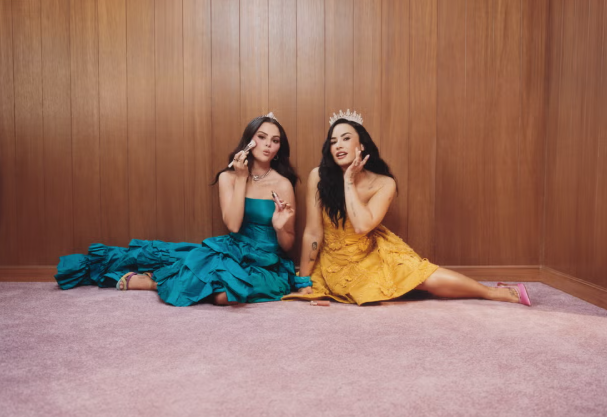 Fique por dentro: Demi Lovato e Selena Gomez se reúnem em campanha da Rare Beauty após anos