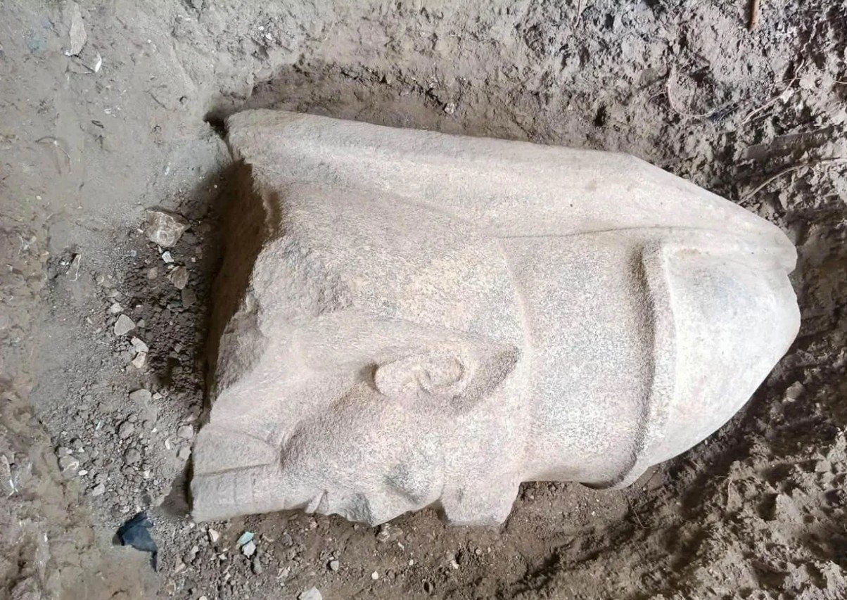Agricultor encontra 'pedra estranha' e arqueólogos revelam valiosa relíquia do antigo Egito