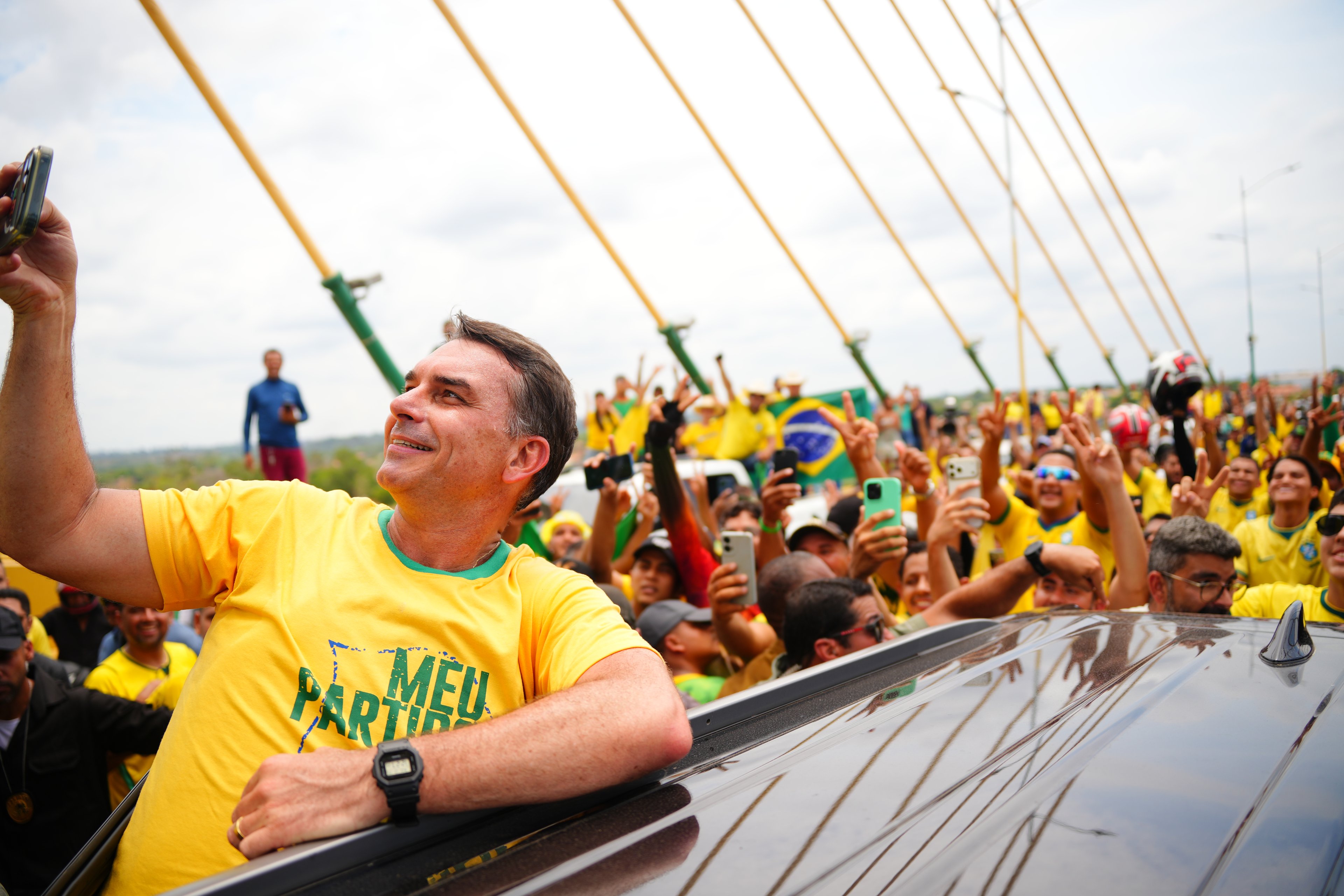 Flávio Bolsonaro resiste a crises, conquista aliados e chega ao 2º turno como favorito