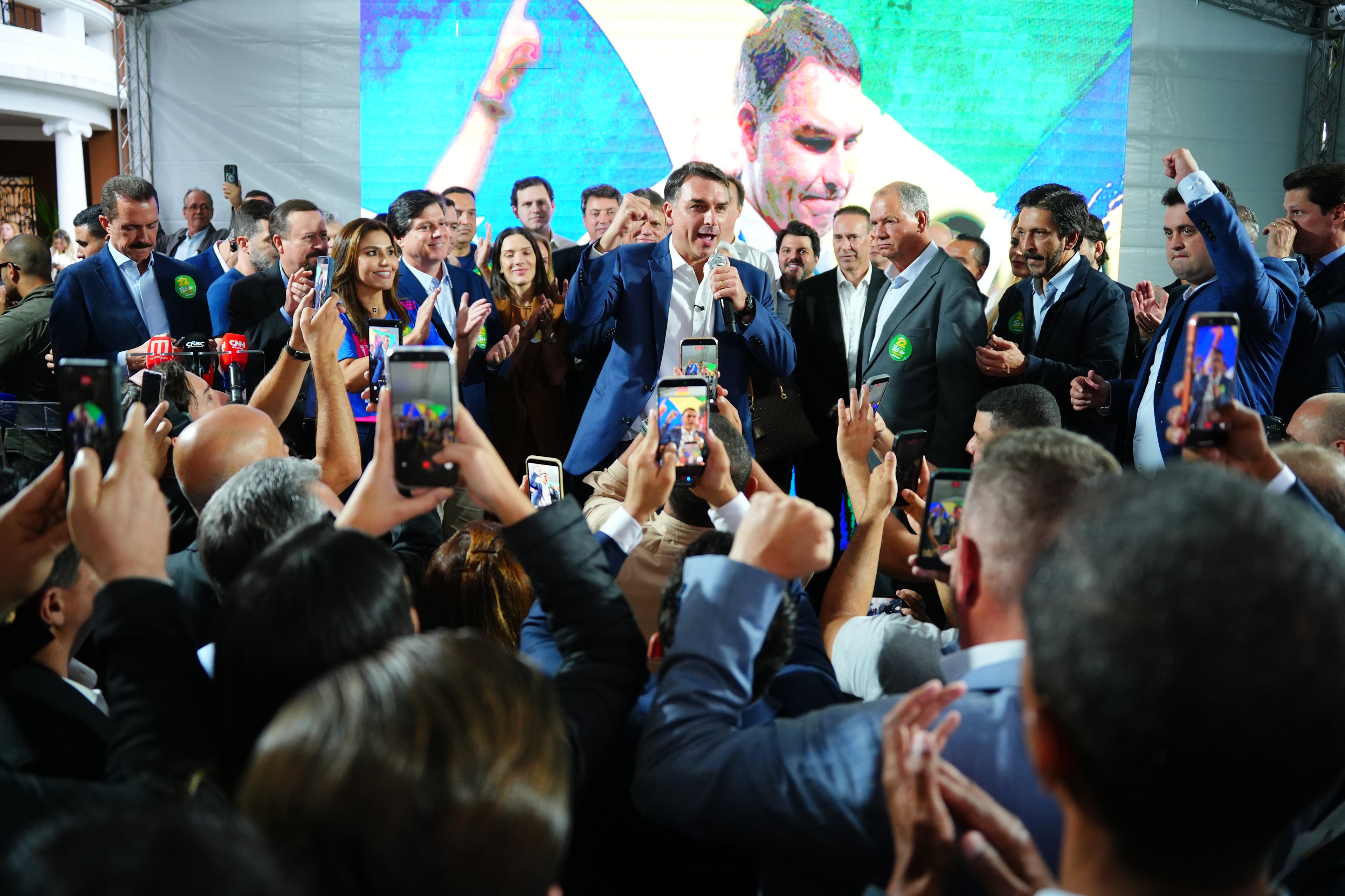 Campanha de Flávio entrou no clima de 'já ganhou' e precisa voltar às ruas, diz analista