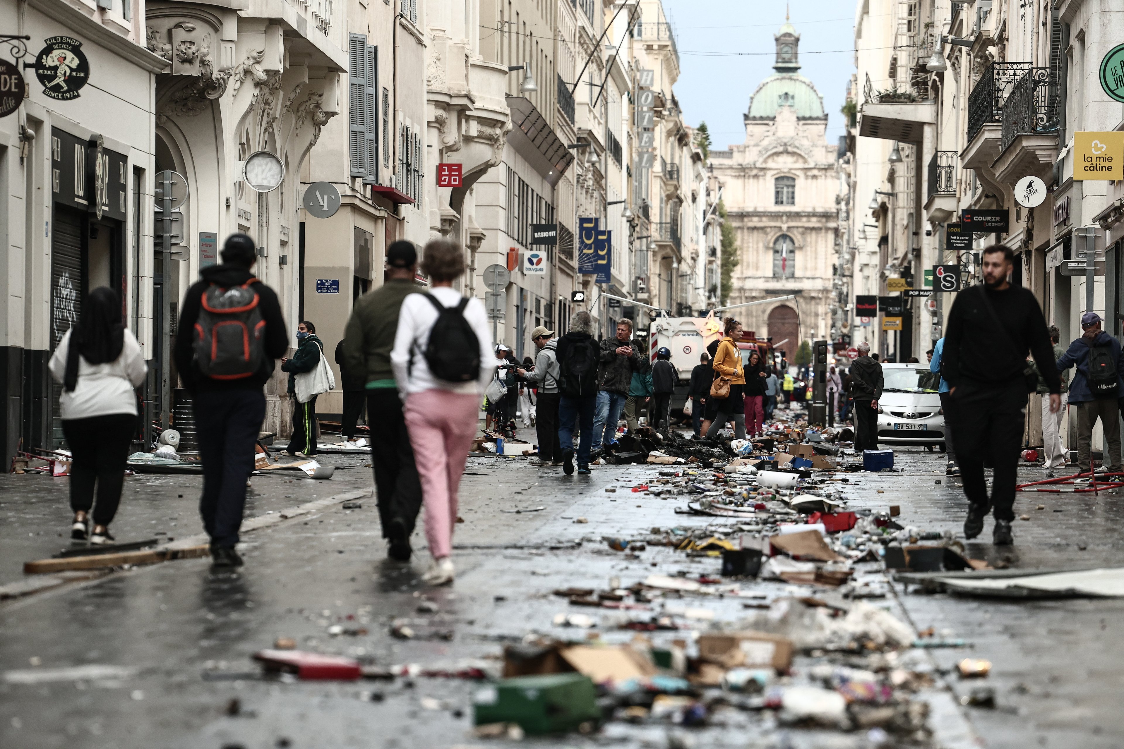 O que está acontecendo na França? Protestos terminam em saques e 1.800 prisões