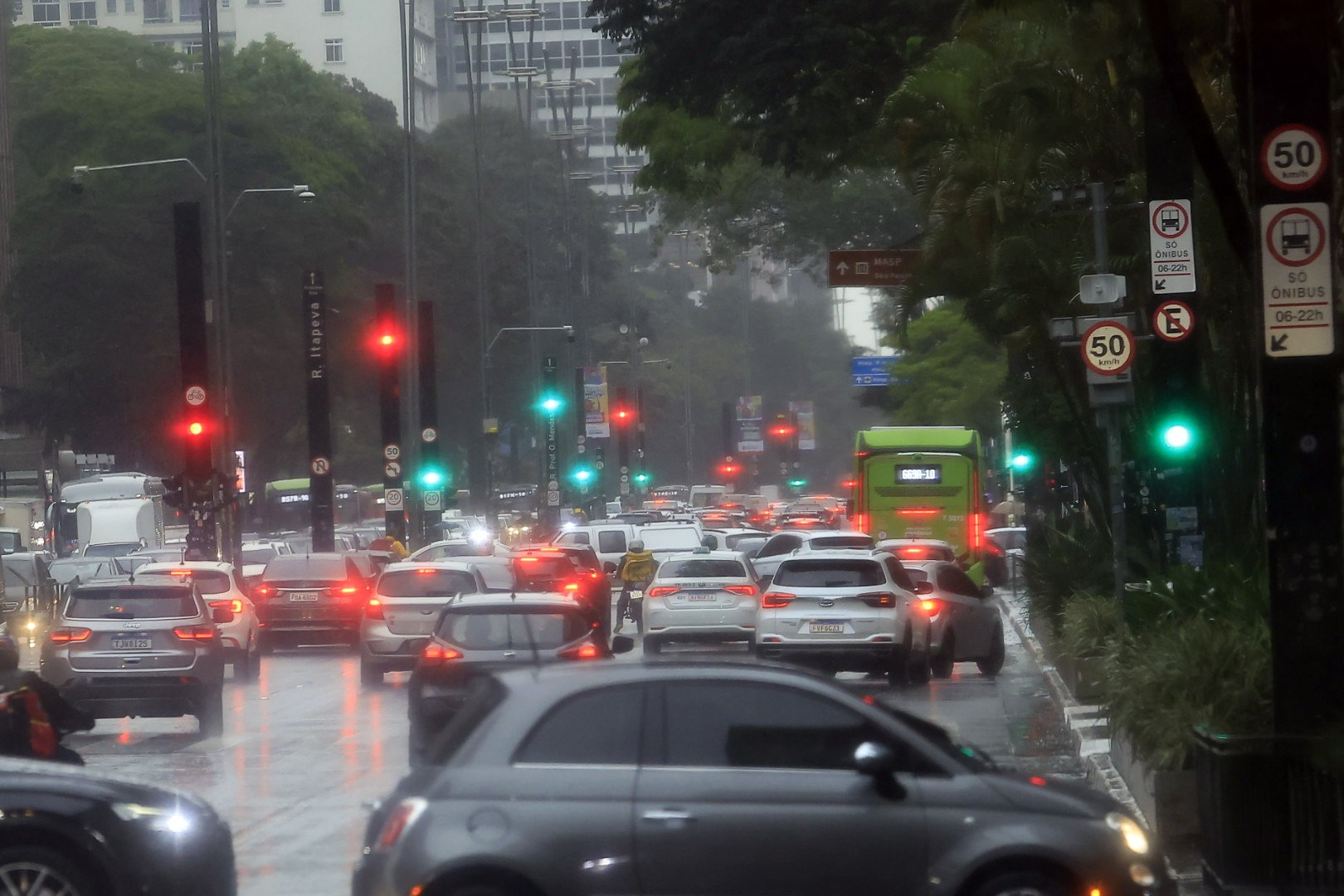 Chuva deixa 33 zonas eleitorais sem energia em São Paulo; votação continua