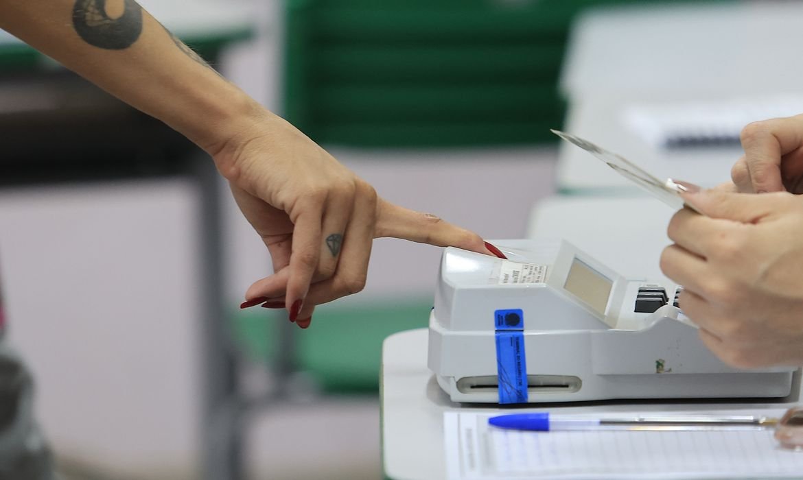 Ministros do TSE estão em reunião fechada após decisão de Zanin que prorrogou votação