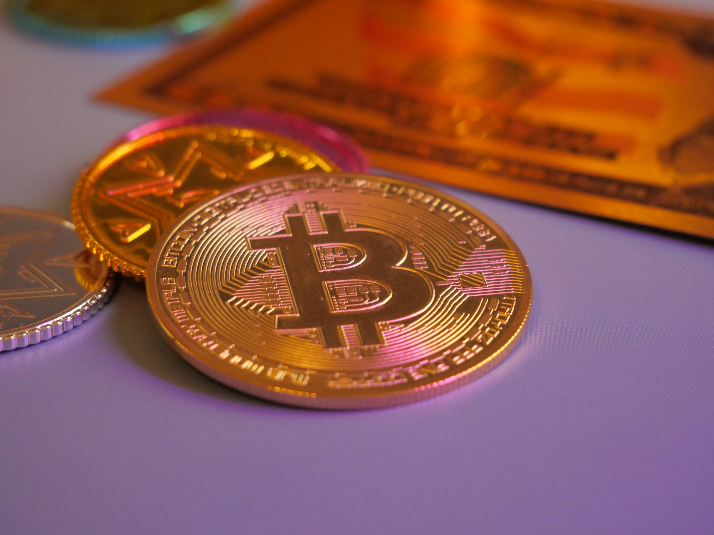 Bitcoin sobe 1,8% no fim de uma semana marcada por fortes quedas