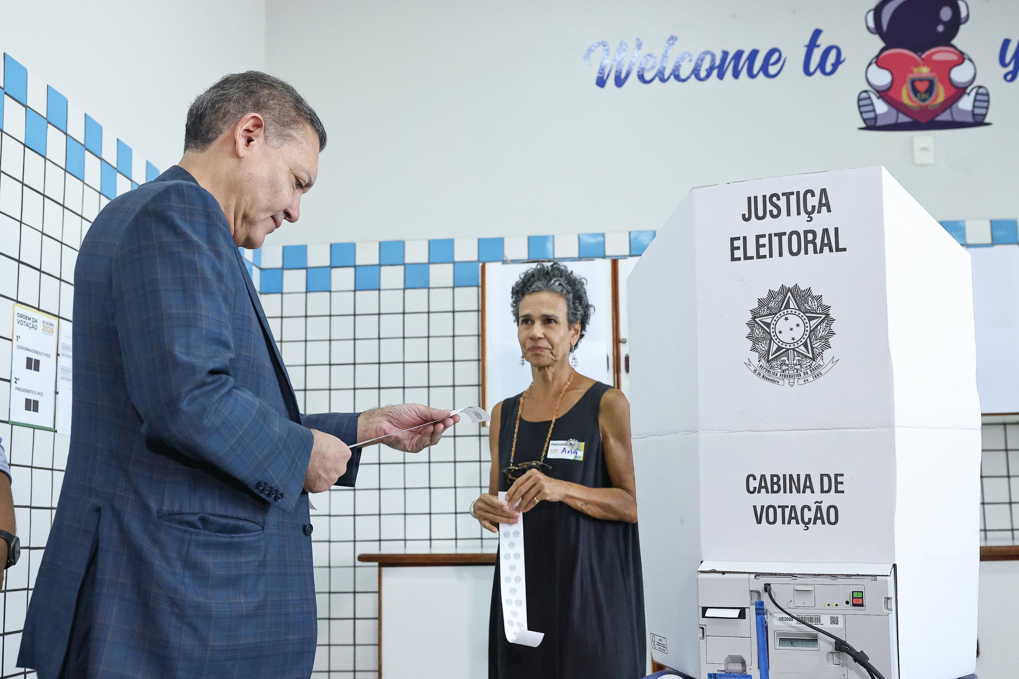 Presidente do TSE vota e diz esperar segundo turno 'em paz'