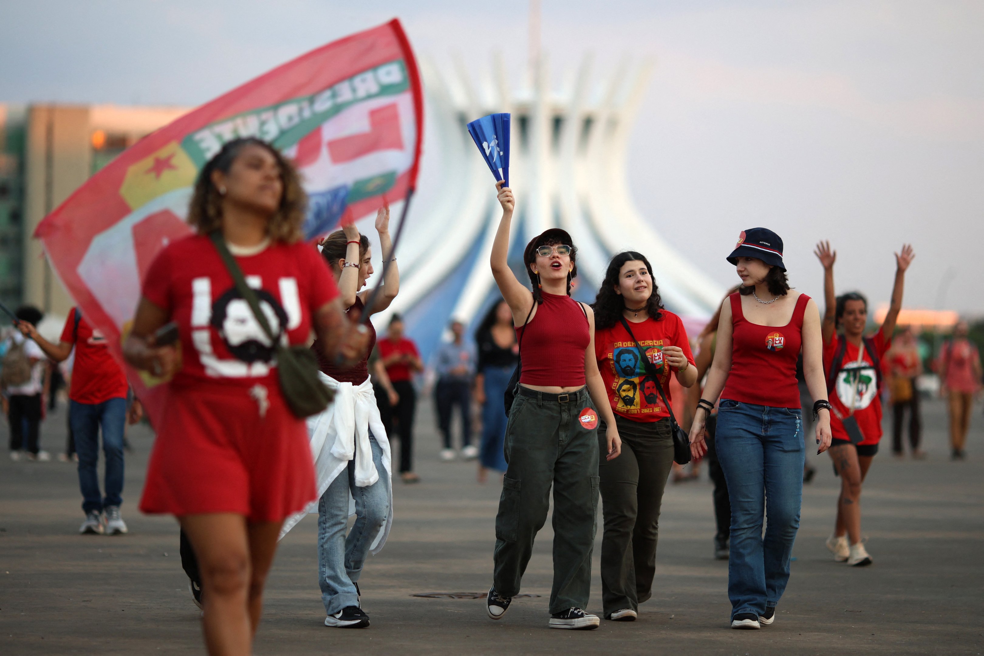 Apoiadores de Lula fazem atos na Esplanada, em SP e no Rio neste domingo