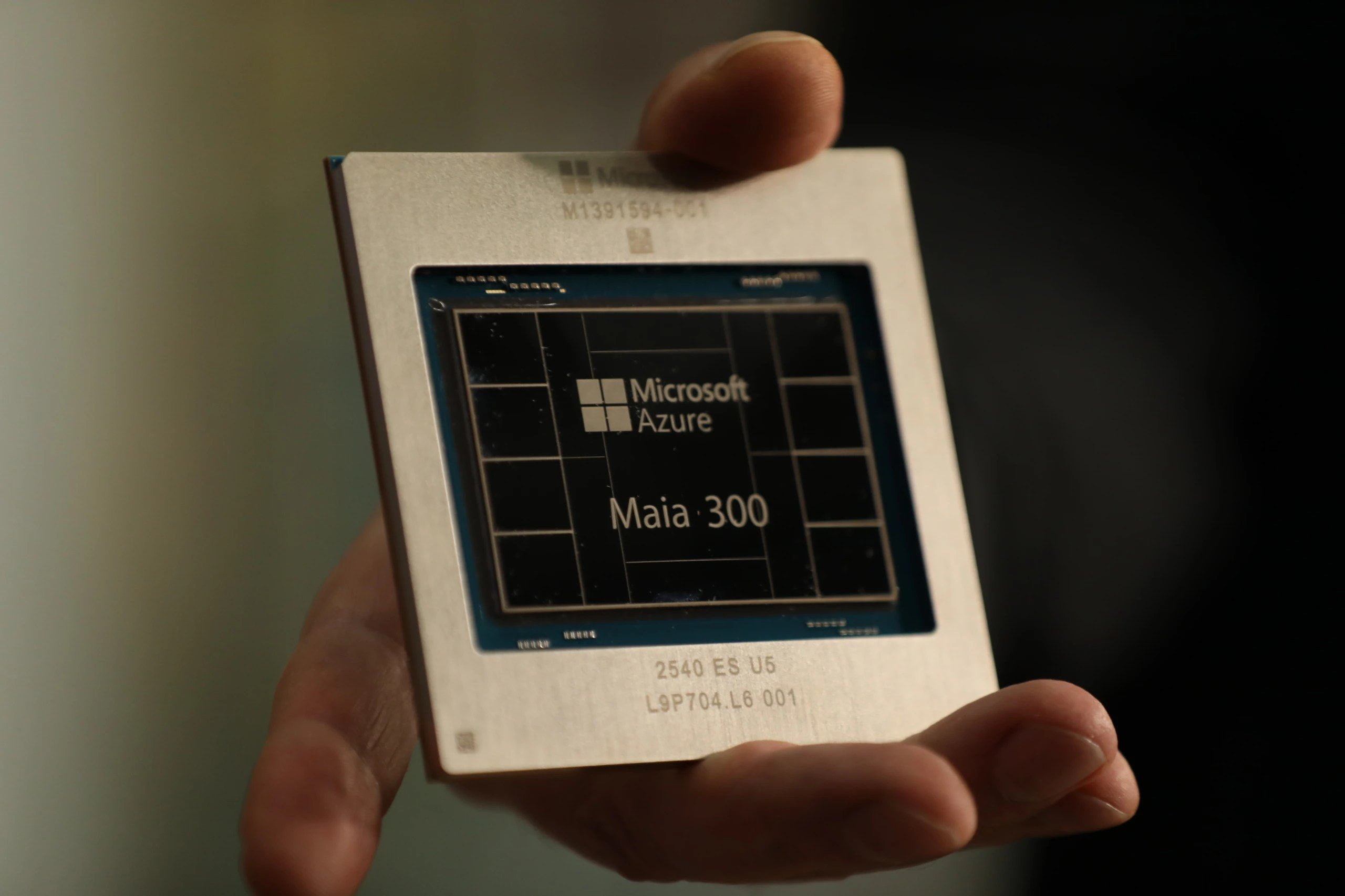 Microsoft apresenta chip Azure Maia 300 para impulsionar a IA a partir de 2027