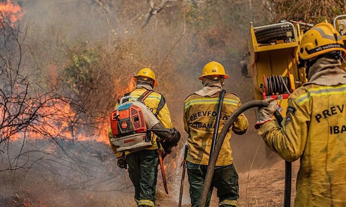 Manaus e outras 35 cidades seguem em nível de alerta; fumaça atinge nível perigoso no Amazonas