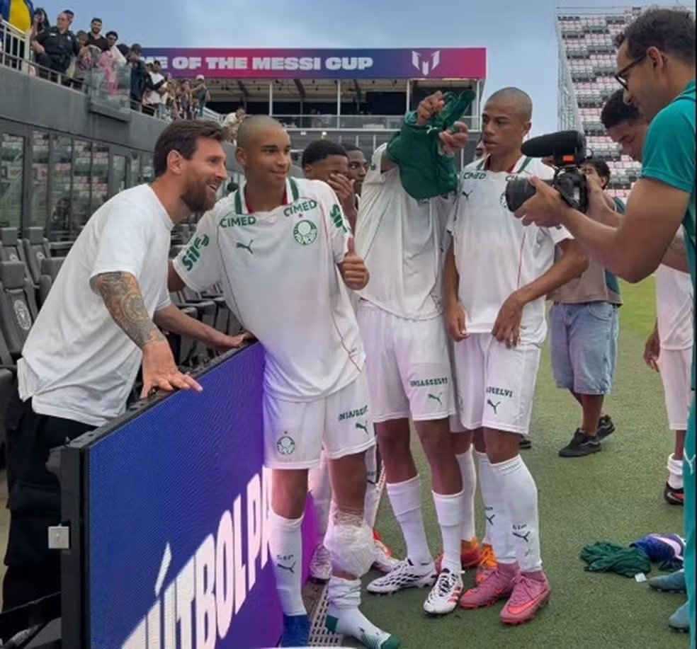 Panorama: 'Joias' do Palmeiras tietam Messi nos EUA e diretor 'convida' argentino para jogar na Libertadores